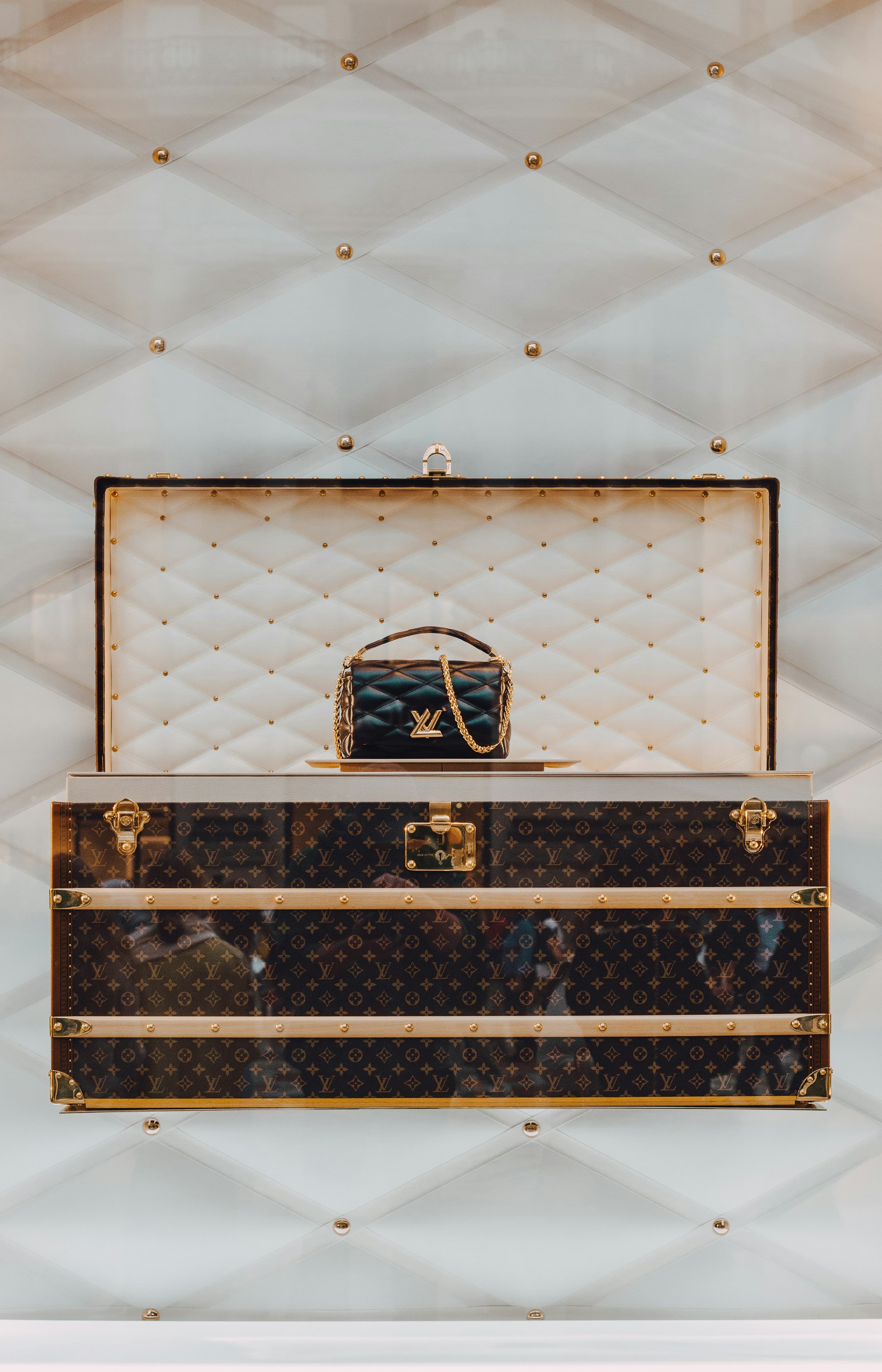 Damen designer Tasche steht auf Podest